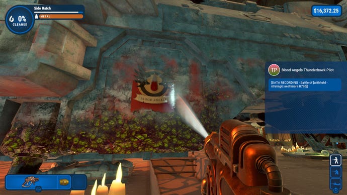 Das Logo der Blood Angels an der Seite eines großen Truppenschiffs, das im PowerWash Simulator Warhammer 40K DLC von Schmutz befreit wird