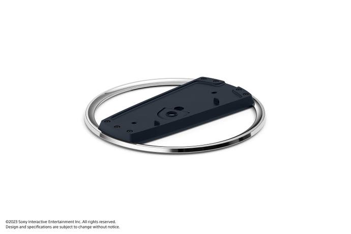 La base verticale en option vendue séparément des modèles PS5 Slim.Il se compose d'un anneau métallique avec un morceau en plastique traversant le milieu, où se trouve la console