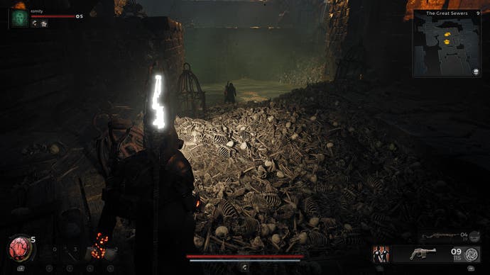 Captura de pantalla de Remant 2 que te muestra parado en una alcantarilla, encima de cientos y cientos de restos óseos.