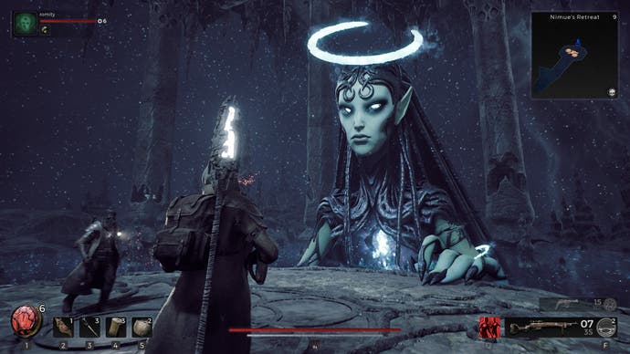 Una gigantesca criatura elfa azul se eleva sobre ti en Remnant 2. Su halo brilla.