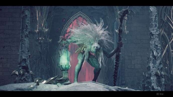 Una bestia descomunal que sostiene una linterna verde hielo te mira con furia en Remnant 2. Su otra mano se aferra a una lanza.