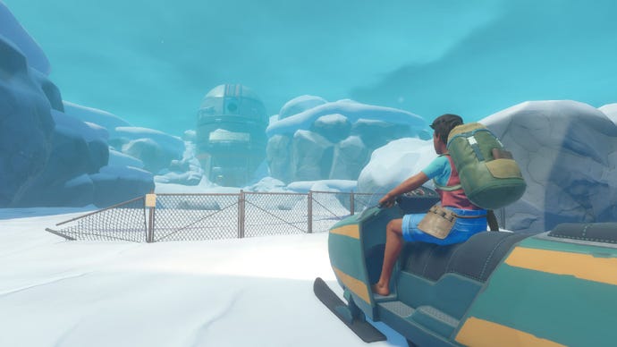 Hráč jezdí na sněžném skútru směrem k výzkumné stanici v oblasti střídmosti