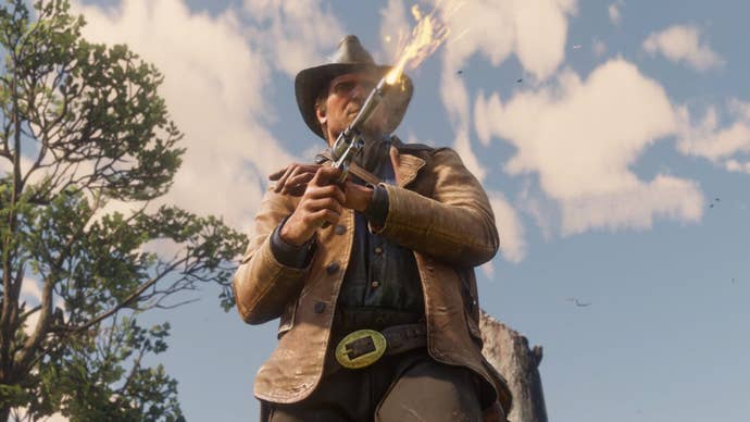 Главный герой Red Dead Redemption 2 Артур Морган стреляет из пистолета.