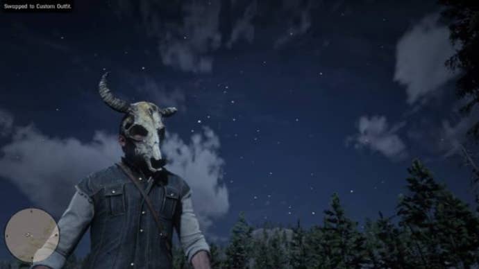 A Red Dead Redemption 2 character wearing the Pagan Ram Skull Mask.