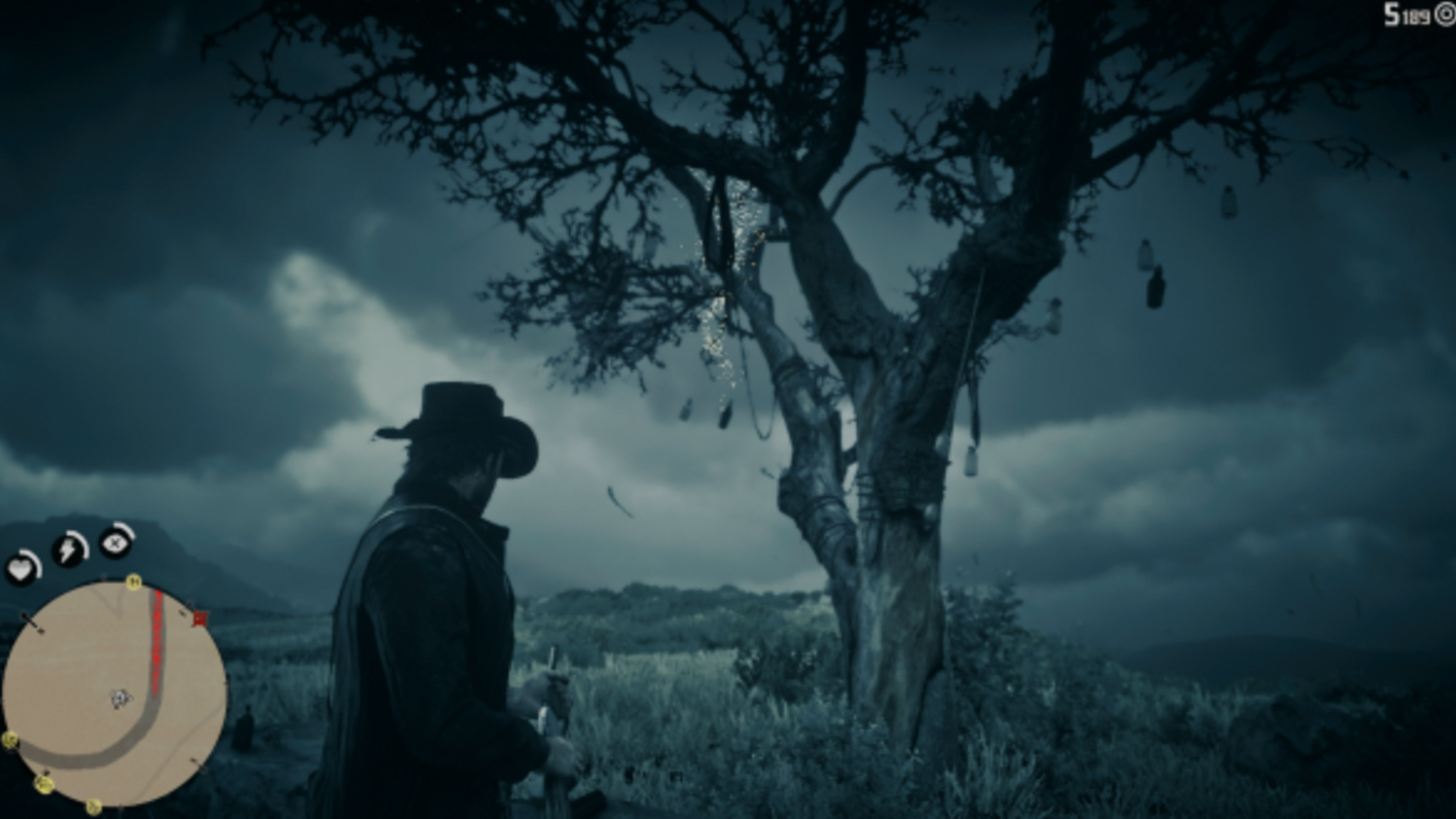 Артур Морган приближается к локации «Дерево виски» в Red Dead Redemption 2.