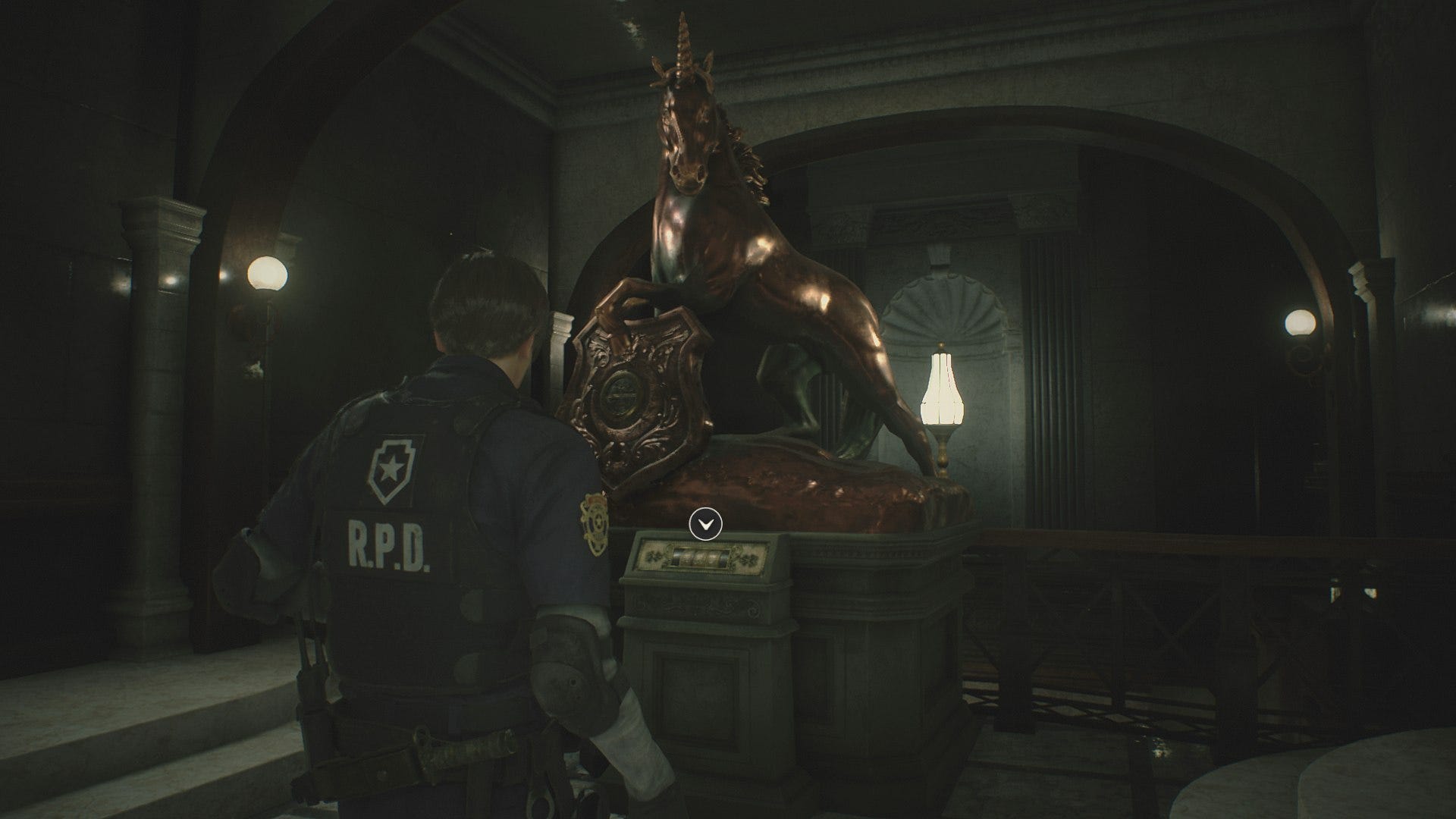 Resident evil 2 где медальоны. Статуя Льва Resident Evil 2 Remake. Статуя Льва Resident Evil 2 Remake Клер. Резидент ивел 2 ремейк медальоны.