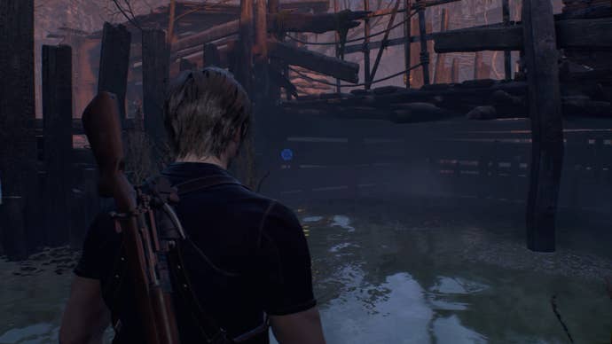 Un medalion albastru în apa fermei de pește din Resident Evil 4