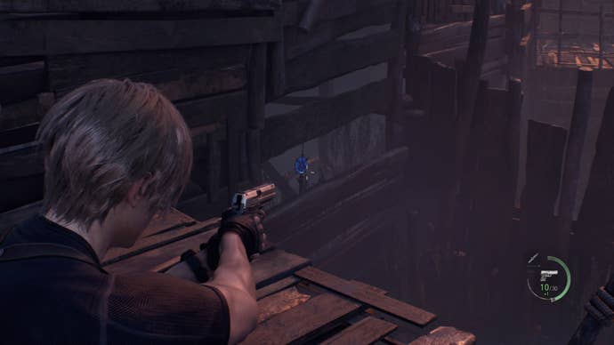 En blå medaljong under en träkonstruktion i Resident Evil 4