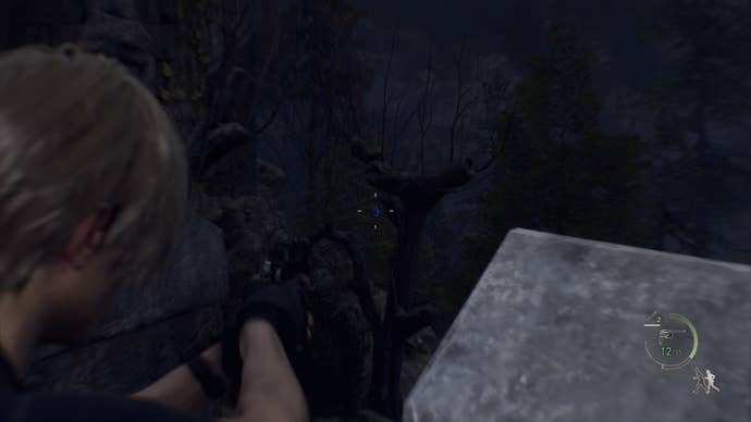 Leon Kennedy inclinándose del costado de una escalera para disparar un medallón azul en Resident Evil 4