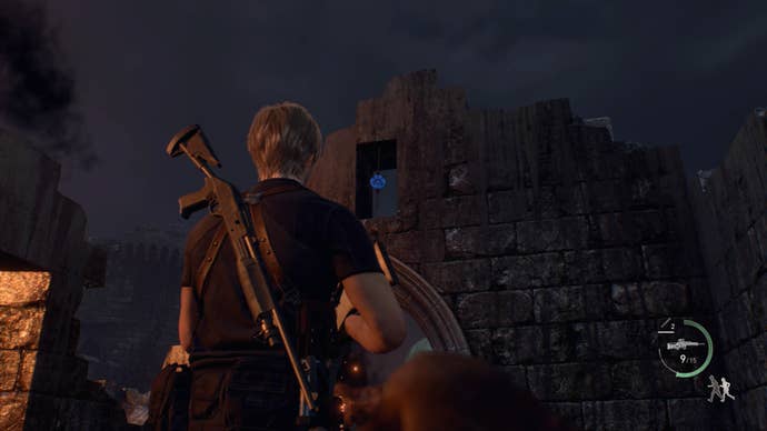 Leon Kennedy nâng khẩu súng lục của mình để bắn một huy chương xanh trong khu vực Castle Gate của Resident Evil 4