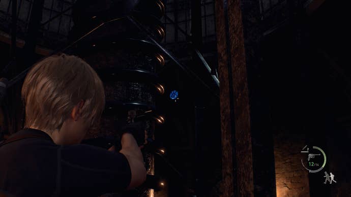 เหรียญสีน้ำเงินแขวนอยู่เหนือปืนใหญ่ในพื้นที่ประตูปราสาทของ Resident Evil 4