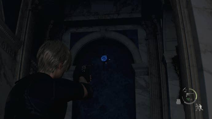 Modrý medailón visiaci pri vchode do Veľkej haly v Resident Evil 4