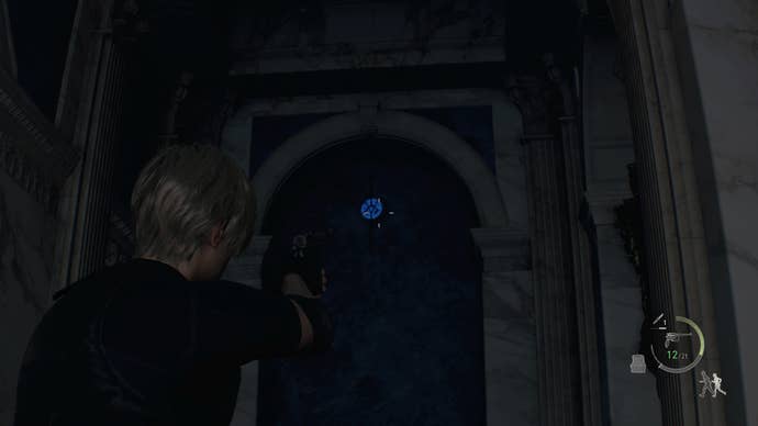 Modrý medailon visící ve vchodu Velké haly v Resident Evil 4