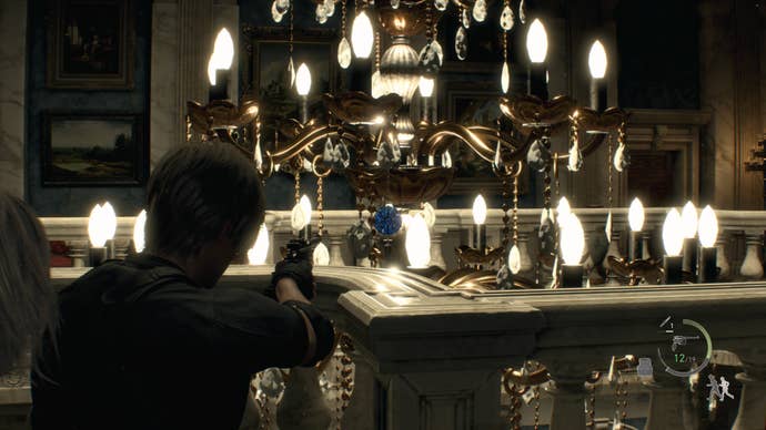 Modrý medailon ukrytý uvnitř lustru ve Velké síni v Resident Evil 4