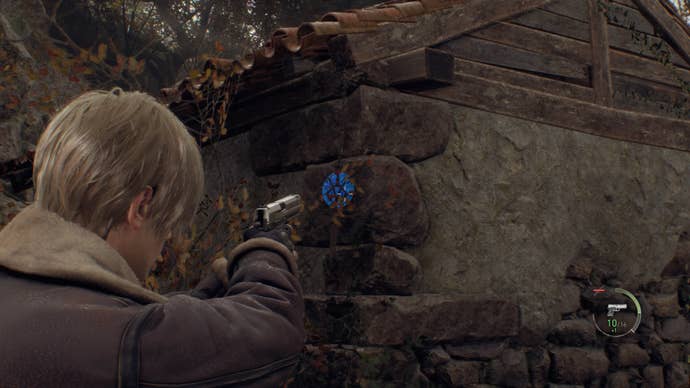 Un medallón azul en el lado de una cabaña en Resident Evil 4