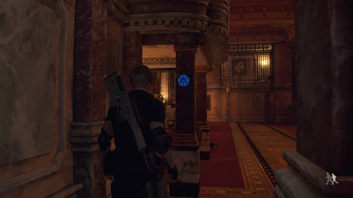 Leon Kennedy står bredvid en blå medaljong i det bakre hörnet av galleriet i Resident Evil 4