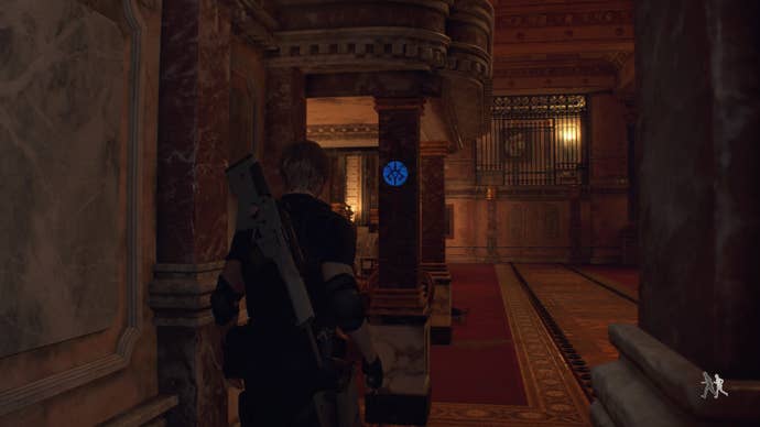 Leon Kennedy stojící vedle modrého medailonu v zadním rohu galerie v Resident Evil 4