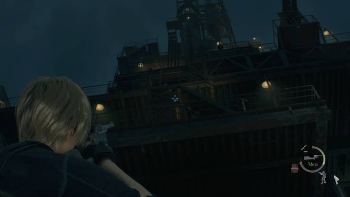 Leon Kennedy เล็งปืนไปที่เหรียญสีน้ำเงินแขวนอยู่เหนือสถานีขนส่งสินค้าใน Resident Evil 4