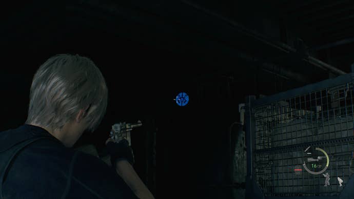 Modrý medailon ukrytý za některými krabicemi v nákladu Depot v Resident Evil 4