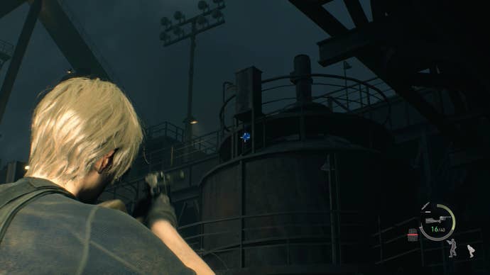 Leon Kennedy nhắm một khẩu súng vào huy chương xanh bên cạnh một chiếc xe tăng trong kho hàng hóa trong Resident Evil 4