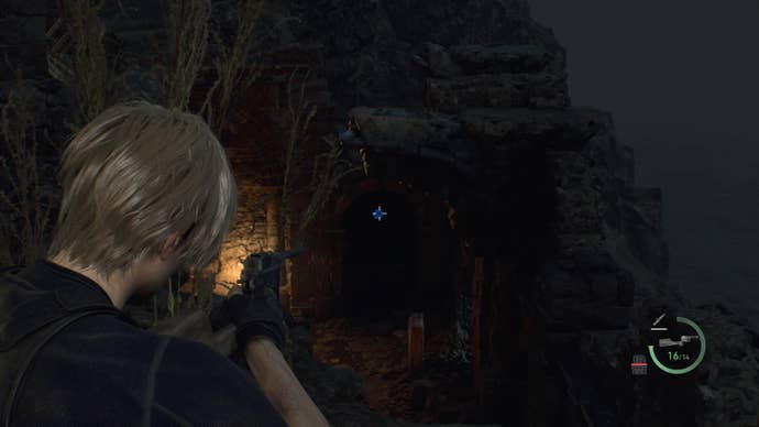 Leon Kennedy zaměřuje svou pistoli na modrý medailon v útesových ruinách v rezidentním zlém 4