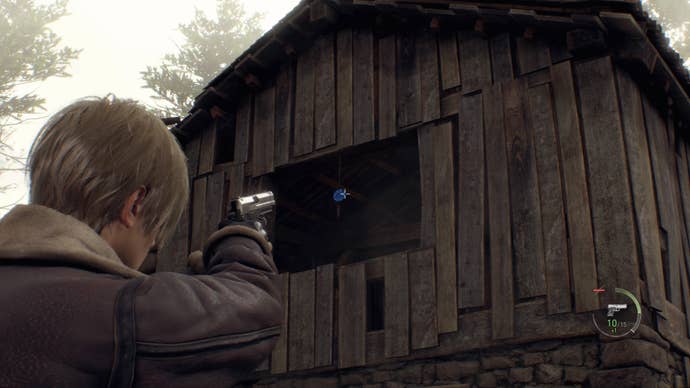 Ein blaues Medaillon in der Spitze einer Scheune in Resident Evil 4