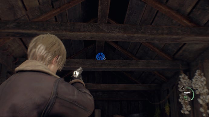 En blå medaljong i takbjälken i ett skjul i Resident Evil 4