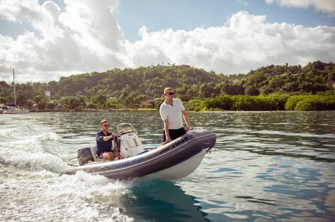 Dos concursantes suben a un barco navegando por un enorme río en 007: Camino al millón