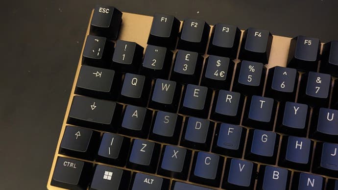 لوحة مفاتيح الكرز kc 200 mx مع مفتاح 's' بأحرف تبدو أغمق قليلاً من تلك الموجودة في أغطية المفاتيح الأخرى
