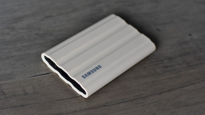 Samsung T7 Shield bärbar SSD, utan dess avtagbara kabel, på ett bord