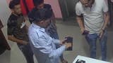 Youtuberzy ukarali scammerów z Indii. Podrzucili im karaluchy i śmierdzące bomby