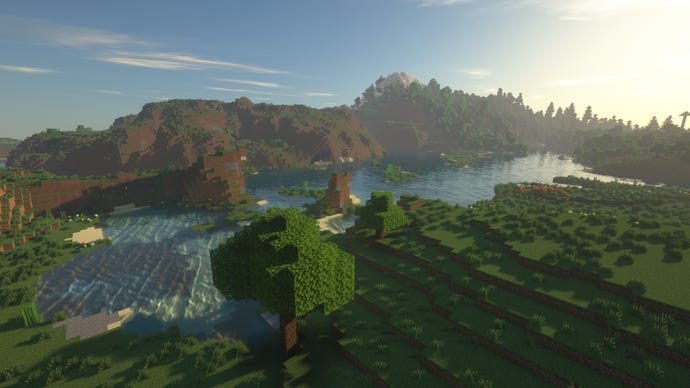 Een Minecraft -meer omgeven door vlaktes en heuvels