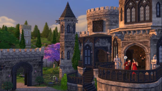 Una captura de pantalla del paquete Castle Estate Kit de Los Sims 4 que muestra a dos Sims parados en el balcón de su lujosa propiedad, enfrascados en una conversación.