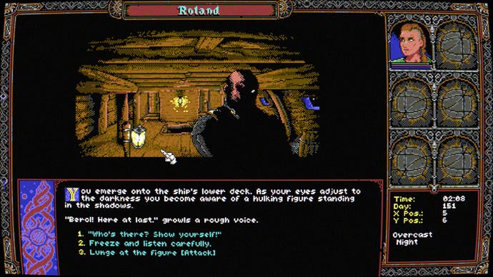 Una captura de pantalla del juego de rol Skald inspirado en C64.  La pantalla está cortada en tres partes.  Una ventana de imagen, una ventana de texto y una ventana de grupo (un pequeño registro de combate).  En la ventana de la imagen, vemos a un hombre oscurecido por la sombra.