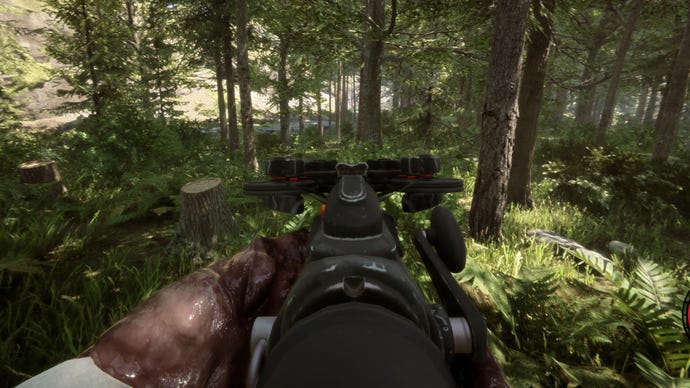Spelaren i skogens söner riktar sin armbåge mot en mutant dold i treelinjen