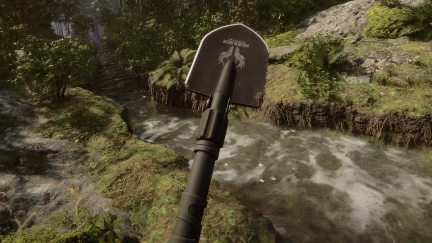 Một ảnh chụp màn hình của xẻng trong Sons of the Forest, được người chơi giữ trên cao bên cạnh một con suối trong rừng