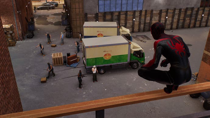 Spider-Man 2 Meilen betrachtet zwei Kriminalpolizisten aus dem Museum heist