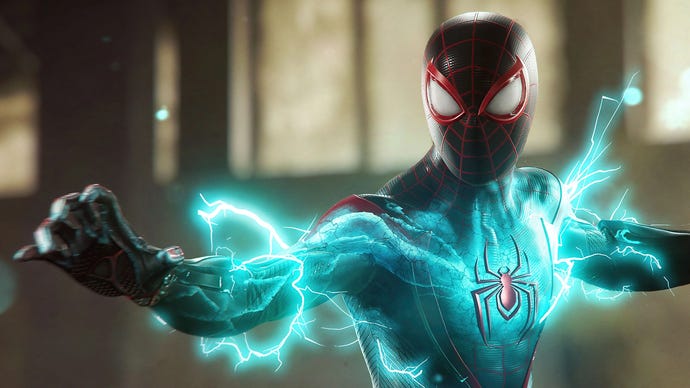 Miles Morales sprüht vor blauer Energie in Spider-Man 2