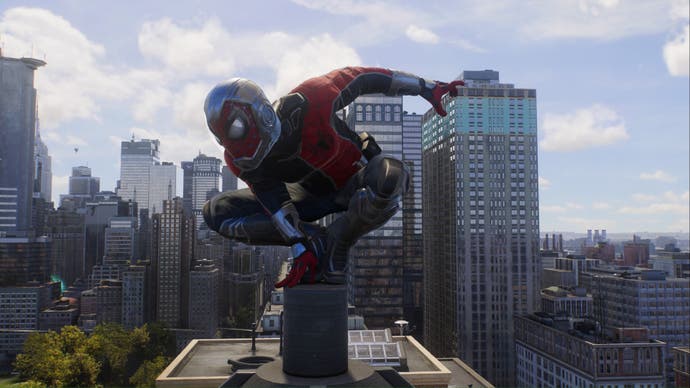 Spider-Man 2 Peter Parker con Life Story Suit agachado sobre la chimenea
