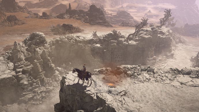 Un guerrero a caballo explora los paisajes de Diablo 4.