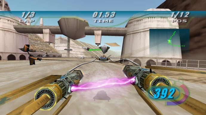 Um piloto de pod do Episódio 1 de Star Wars: Racer acelera ao longo de uma cena do deserto