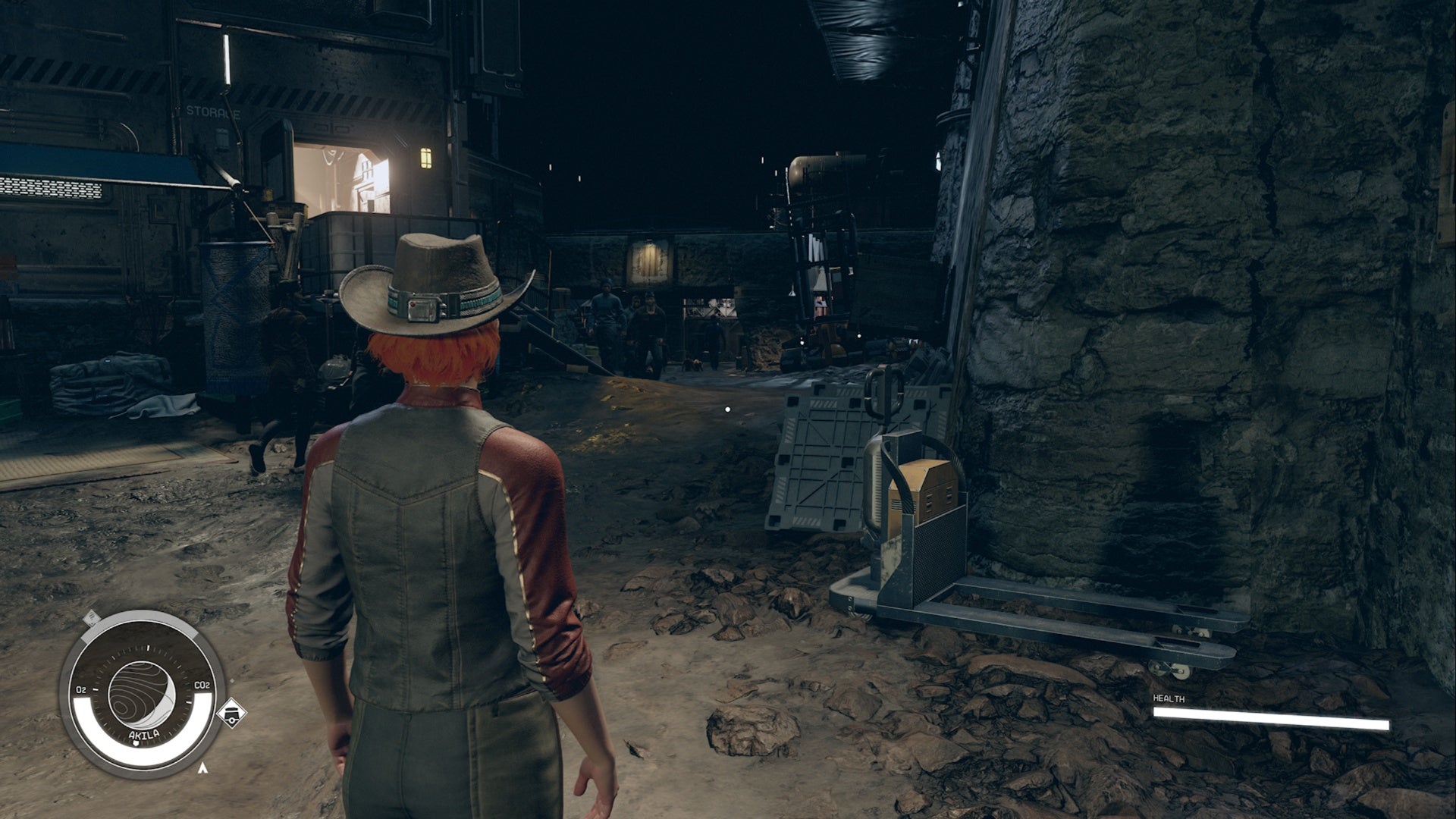 Starfield Akila City, el jugador con sombrero de vaquero está parado en la puerta principal, mirando el camino a la derecha hacia las armas de fuego lardeo