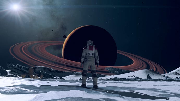 In Starfield steht eine Figur auf der Oberfläche eines Mondes und blickt auf einen Ringplaneten am Himmel.