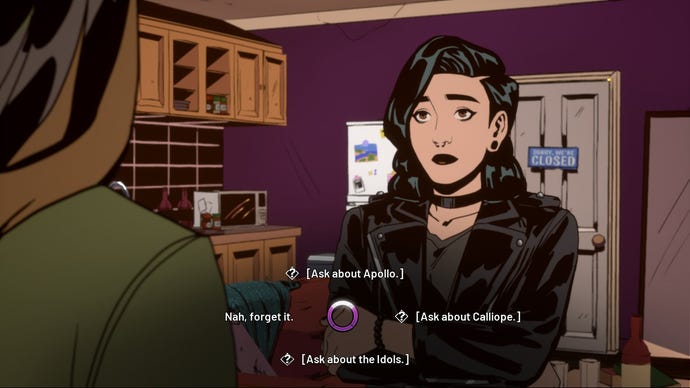 Eine Frau mit schwarzen Haaren und schwarzer Kleidung spricht mit einer Freundin in einer Wohnung in Stray Gods: The Roleplaying Musical