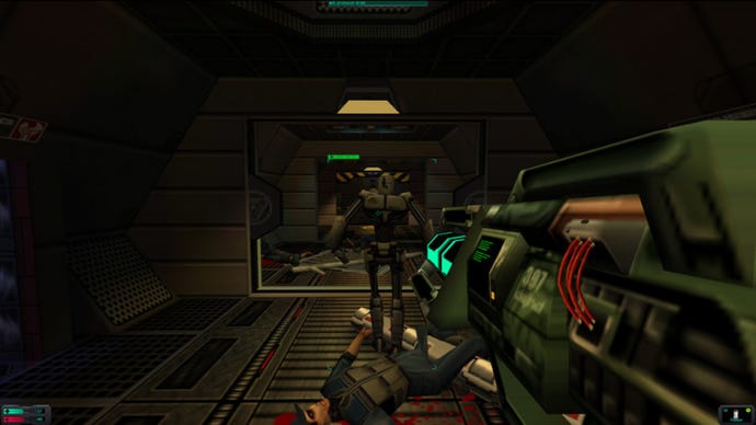 Un droïde protocolaire dans une capture d'écran de System Shock 2.