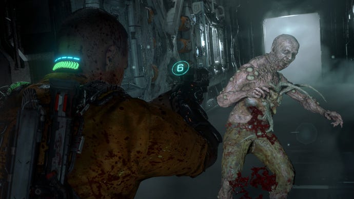 Jacob lève son pistolet sur un biophage avec des tentacules sortant de son estomac dans Le Protocole Callisto.