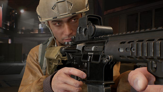 Im Zombie-MMO „The Day Before“ zielt ein Charakter in Ganzkörperpanzerung auf das Visier eines ausgerüsteten Sturmgewehrs