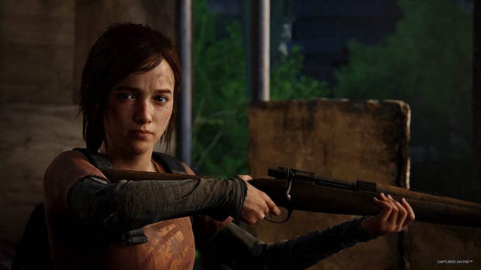 Элли владеет арбалетом в ремейке The Last of Us, часть 1.