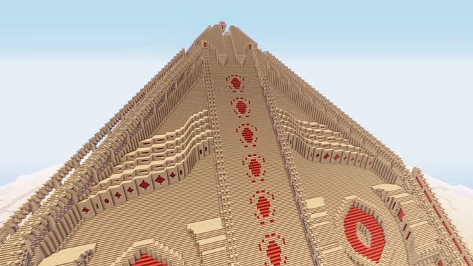 एक Minecraft पिरामिड बिल्ड का एक स्क्रीनशॉट।