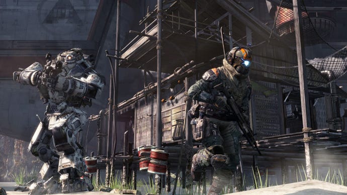 Ein Soldat rennt in Titanfall vor einem Mech davon